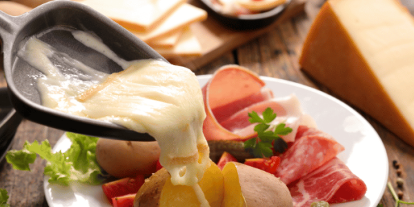 Quel vin boire avec une raclette ? Nos meilleurs accords rouge, blanc et charcuterie