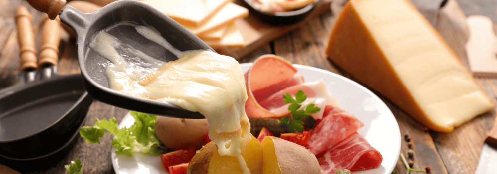 Quel vin boire avec une raclette ? Nos meilleurs accords rouge, blanc et charcuterie
