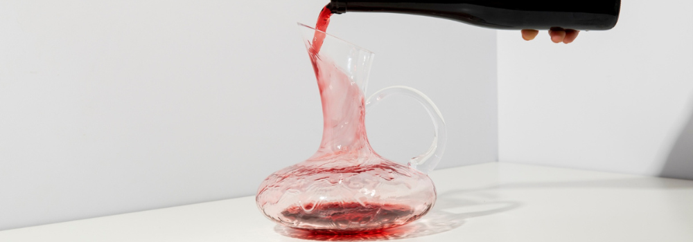 Décanter ou carafer : quand et comment ?